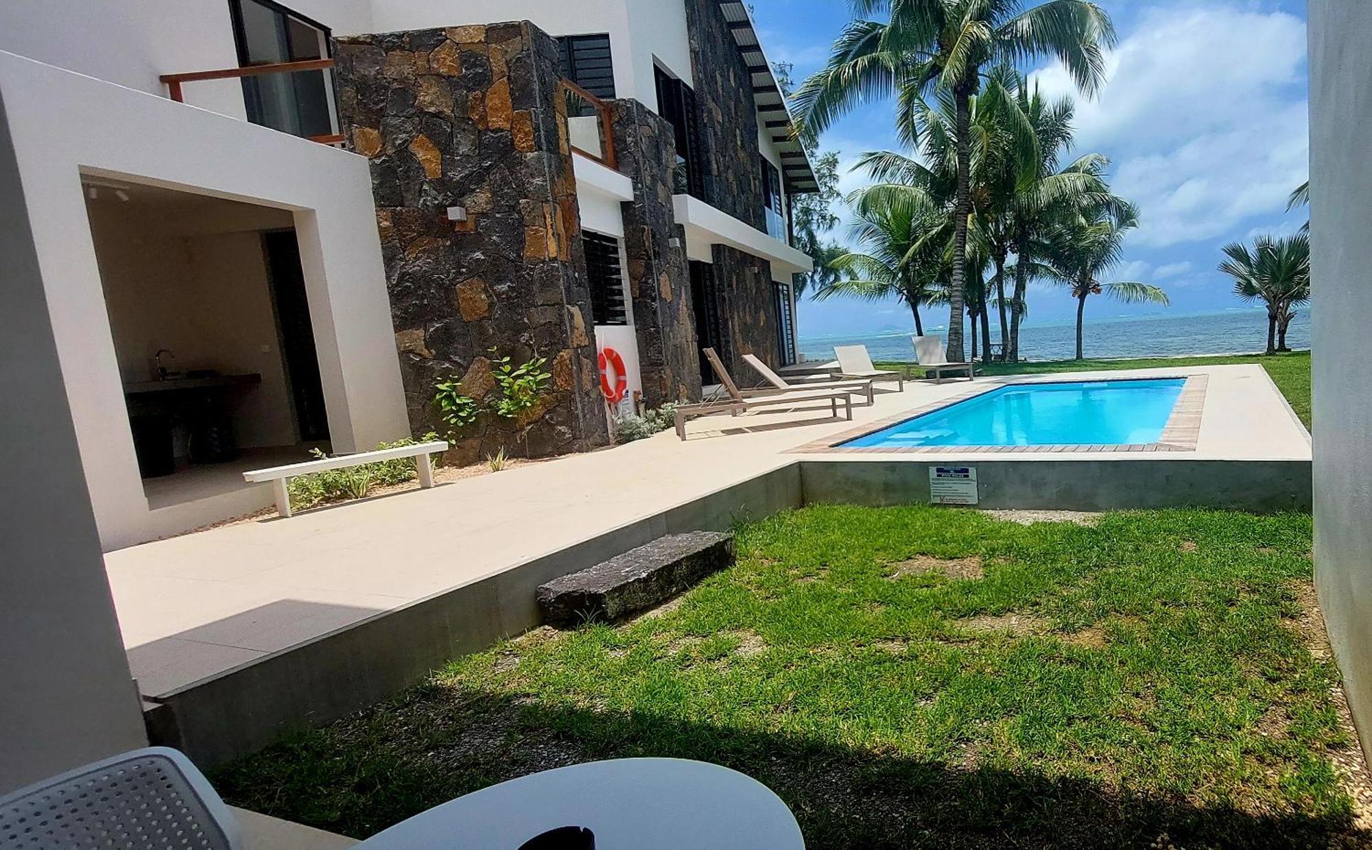 Canari Waterfront Villas Roches Noires Exterior photo