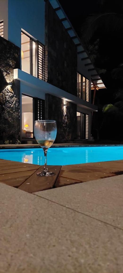 Canari Waterfront Villas Roches Noires Exterior photo