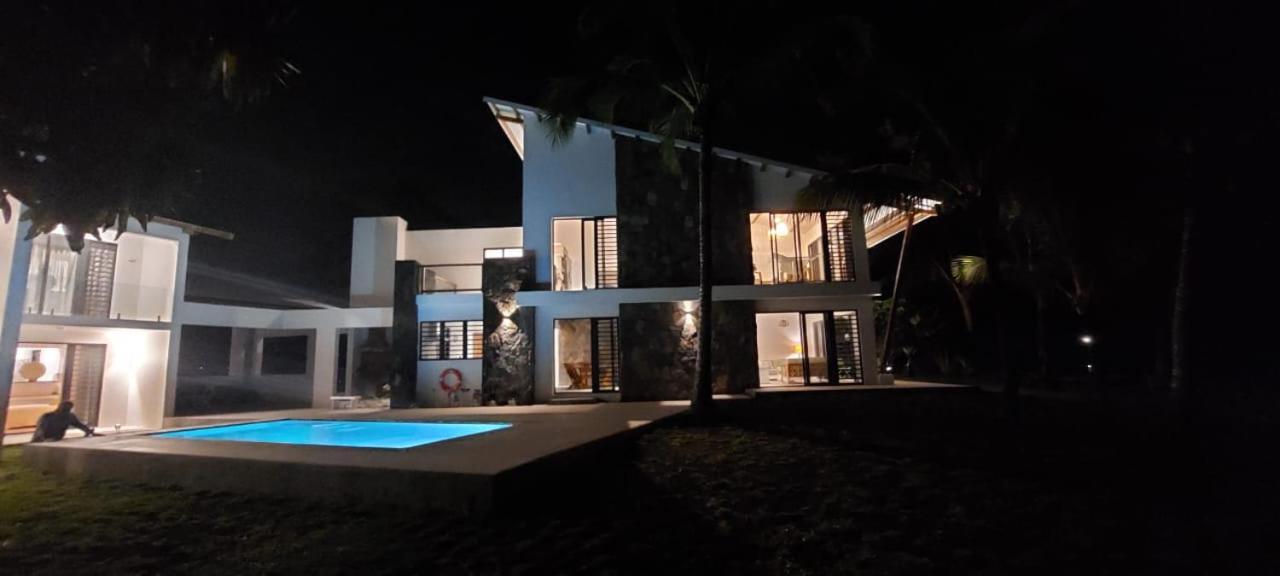 Canari Waterfront Villas Roches Noires Exterior photo
